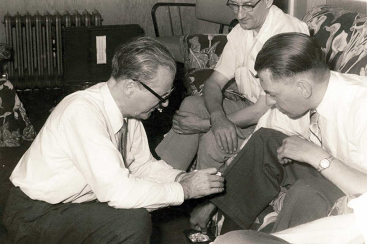 Dai Vernon at Sid Lorraine's home in Toronto