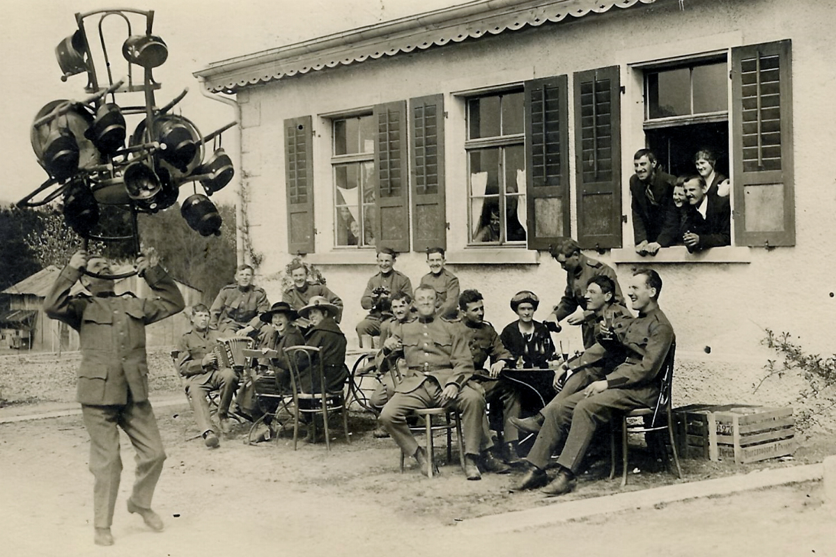 Charlie Carrer entertains