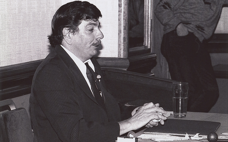 John Cornelius lecturing at MacMillan’s 22nd Annual International Magic Convention, London, 1993. Photo by Arto Airaksinen.