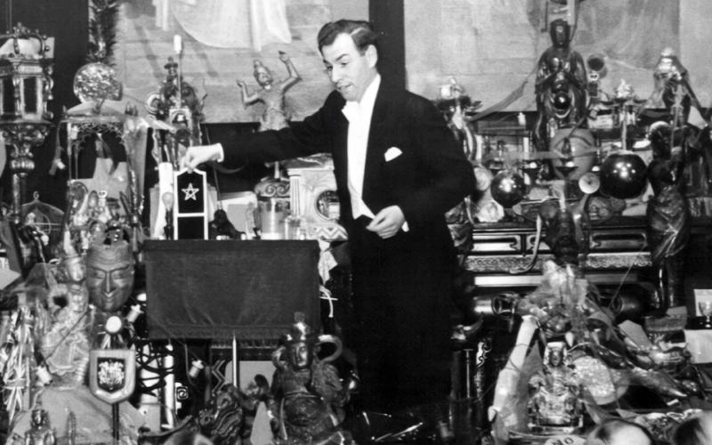 Eddie Dawes performing